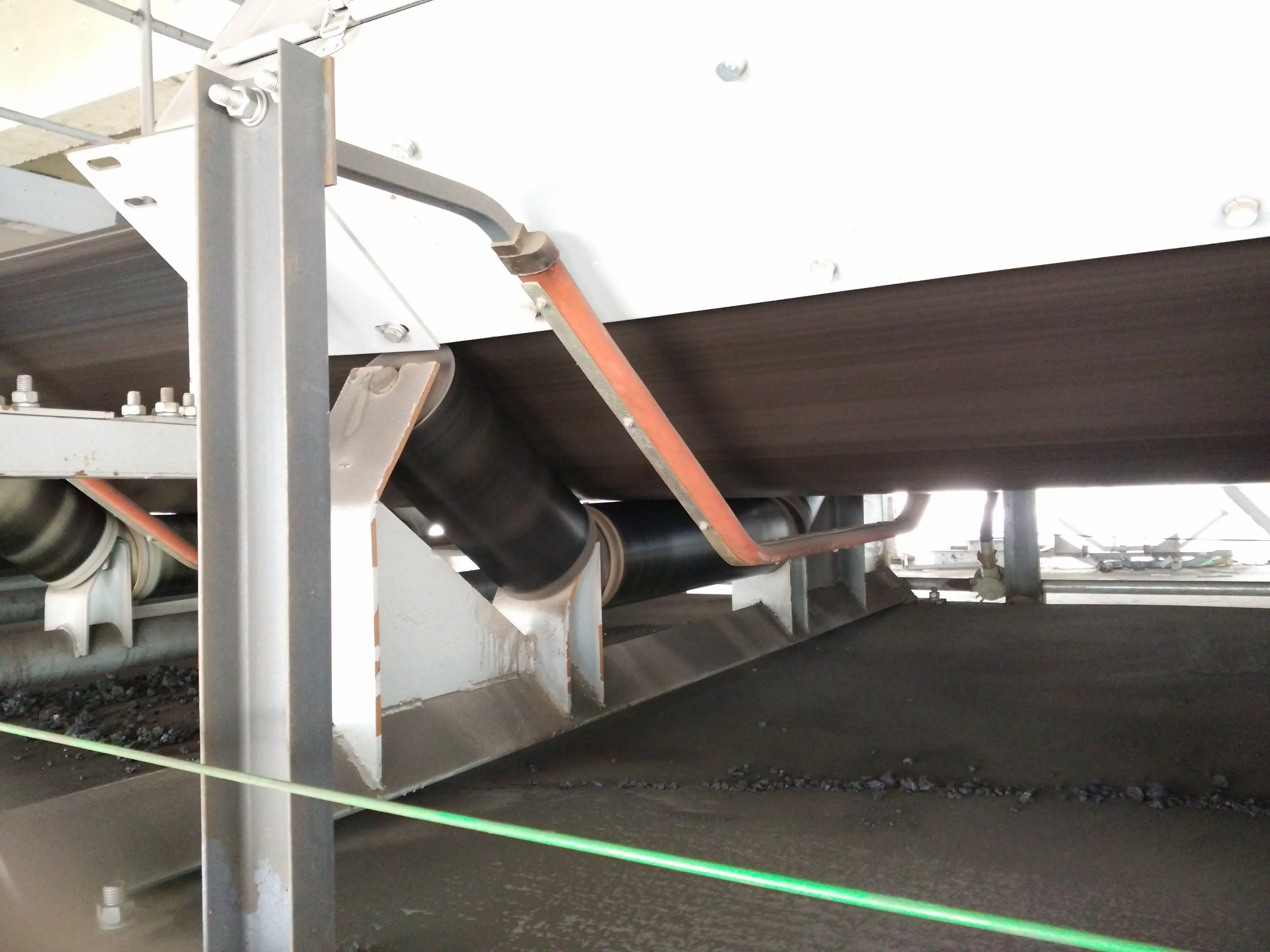 Sistem Deteksi Sobekan Longitudinal Conveyor: Sensor Karet Konduktif dan Kontrol Sinyal Anti-False Alarm